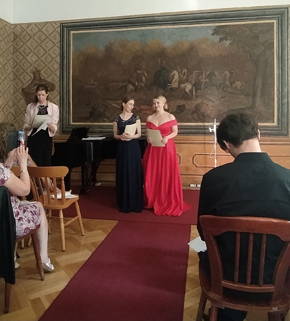 Emma Balunová a Anna Flajšmanová přebírají ocenění za 3.místo v kategorii profesionálních pěvců 15-20 let Emma Balunová a Anna Flajšmanová přebírají ocenění za 3.místo v kategorii profesionálních pěvců 15-20 let