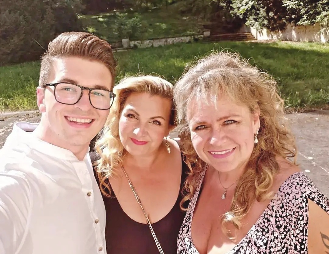 Oceněný Vojtěch Pelka, pedagožka konzervatoře MgA. Barbora Klozová-Velehradská a Doc. MgA. Ladislava Kaspříková Oceněný Vojtěch Pelka, pedagožka konzervatoře MgA. Barbora Klozová-Velehradská a Doc. MgA. Ladislava Kaspříková