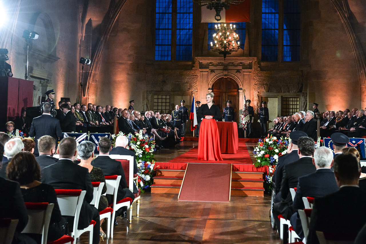 Emma Balunová během svého vystoupení ve Vladislavském sále Pražského hradu