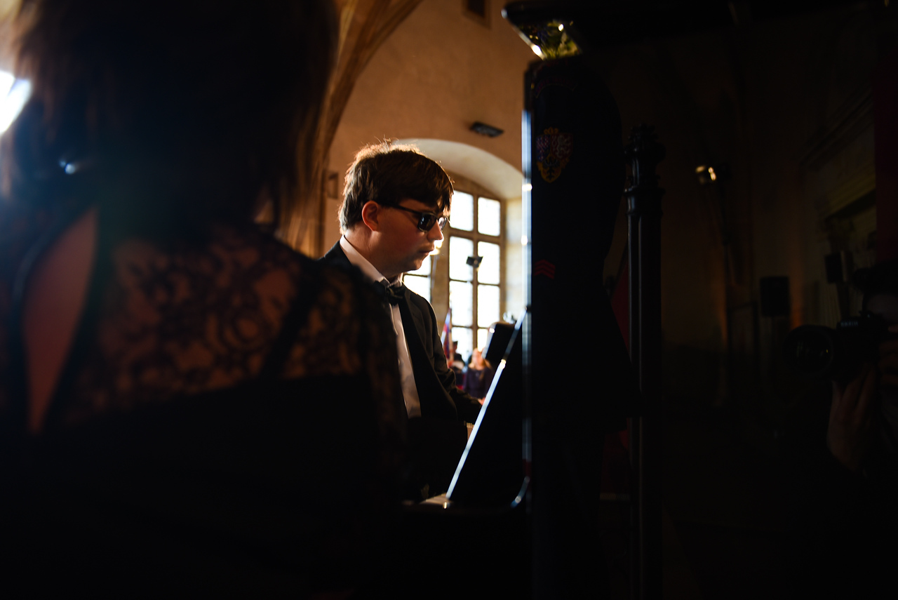 Karel Leskovec doprovází na klavír vystoupení Emmy Balunové