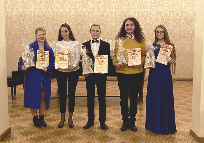 Emma Balunová přebírá 1. cenu