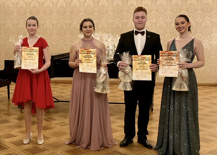 Amálie Motošická, Veronika Chamolová a Martin Žvachta přebírají ceny