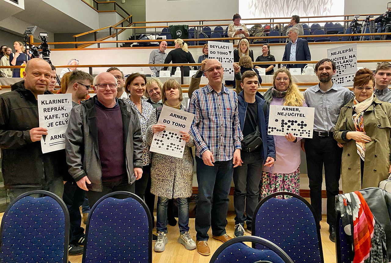 Mgr. Milan Arner s kolegy, studenty a přáteli na finále Zlatého Ámose Mgr. Milan Arner s kolegy, studenty a přáteli na finále Zlatého Ámose