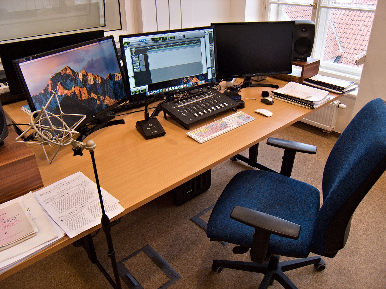 Pult hudební režie v nahrávacím studiu